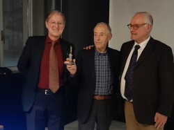 FOTO CON IL PREMIO