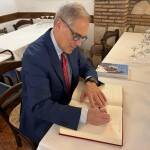 L'OSPITE FIRMA IL LIBRO-OSPITI